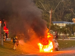 SUV é destruído por incêndio na BR-470 em Bento Gonçalves