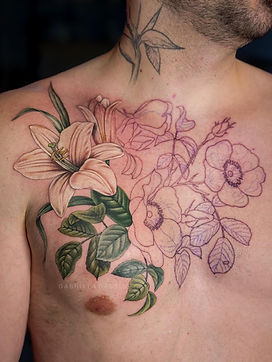 Tatuagem botânica masculina peito floral em São Paulo
