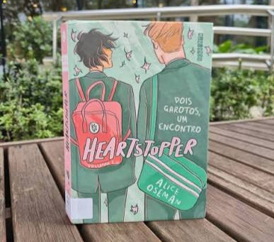 Força nas estantes: como os livros LGBTQIAPN+ conquistaram leitores e remodelam o mercado