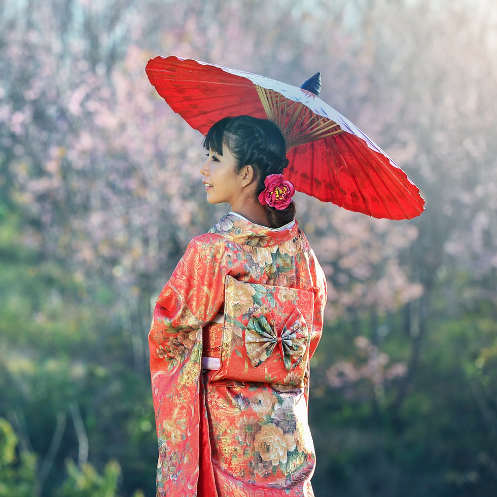 Mujer con kimono y sombrilla roja en el extranjero.