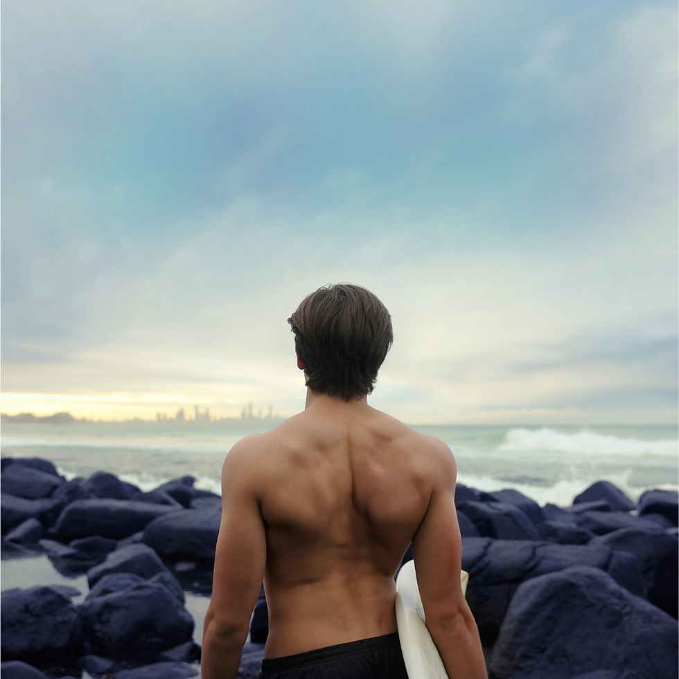 Surfista frente al mar al estudiar y trabajar en el extranjero