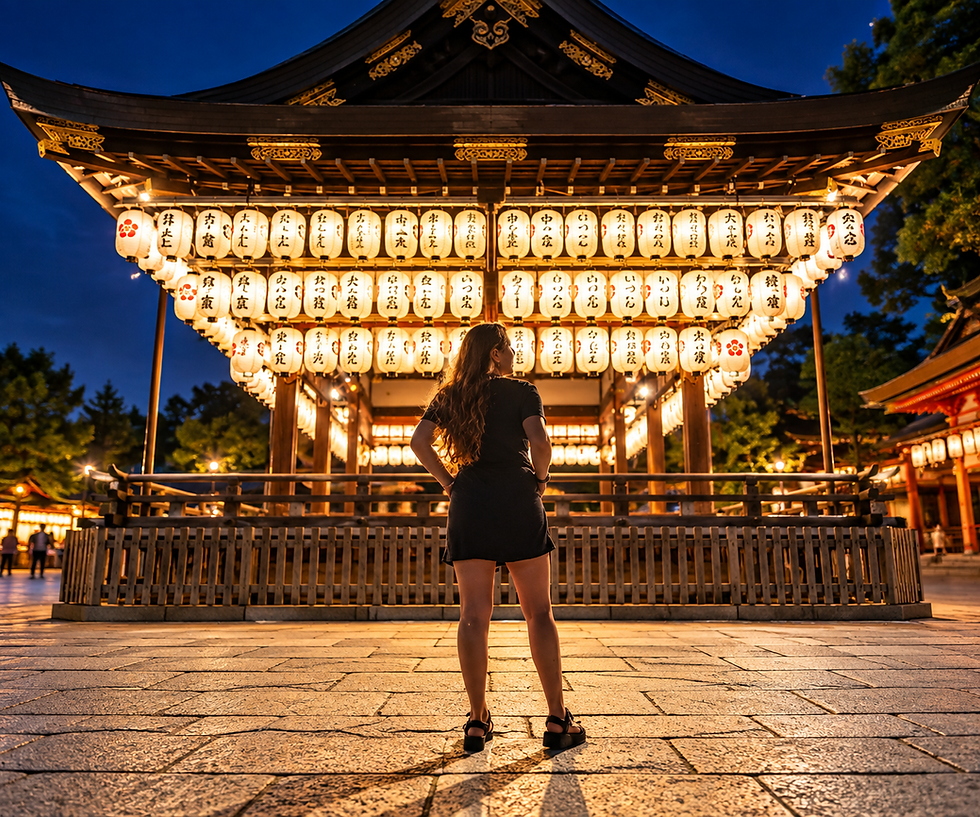 Mujer ante templo iluminado al estudiar y trabajar en Japón