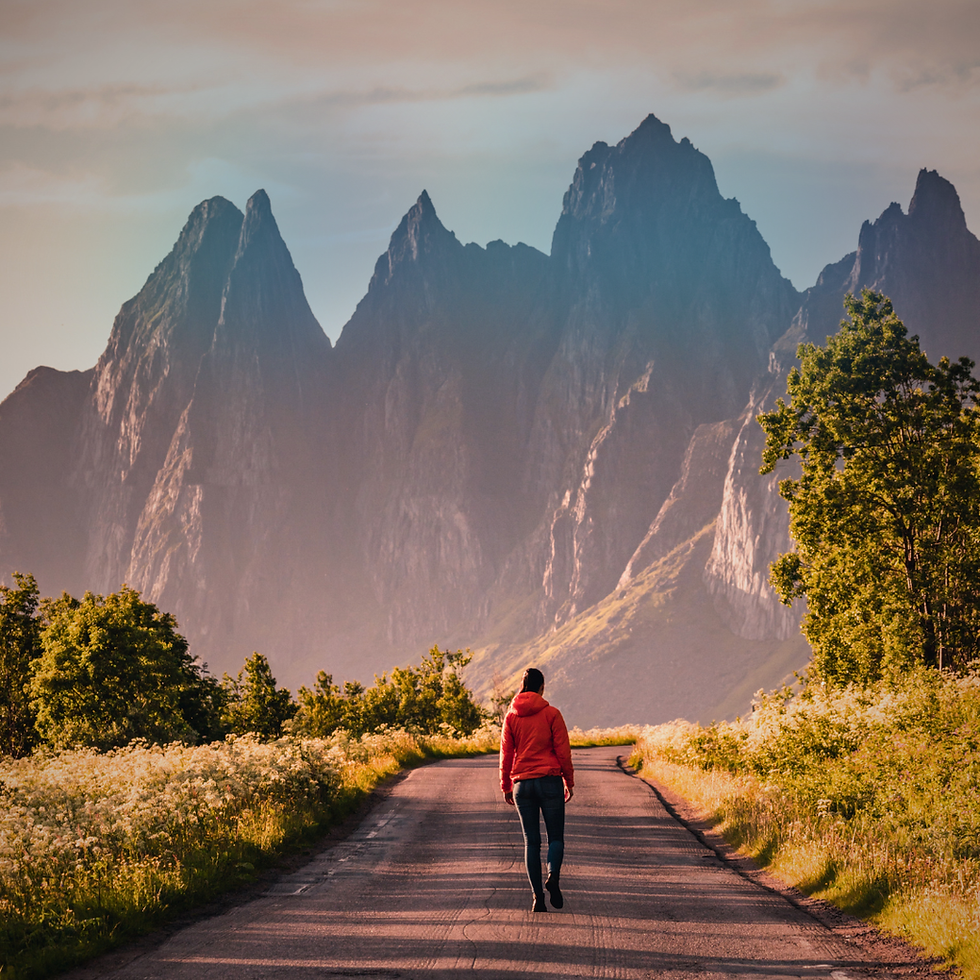 Persona caminando hacia montañas para estudiar y trabajar en el extranjero