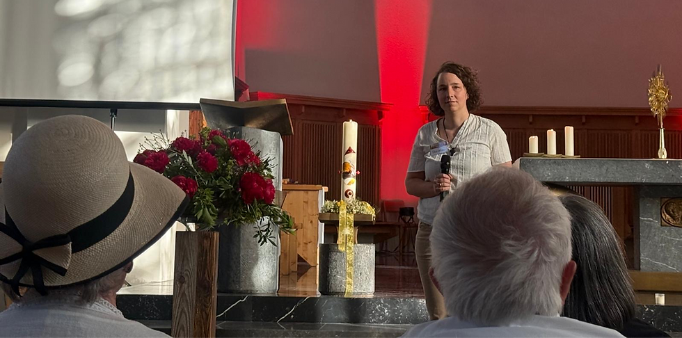 Dorothea Hug-Peter, Gebetsleiterin, begrüsste die zahlreichen Gläubigen aus nah und fern zur Pfingstvigil.