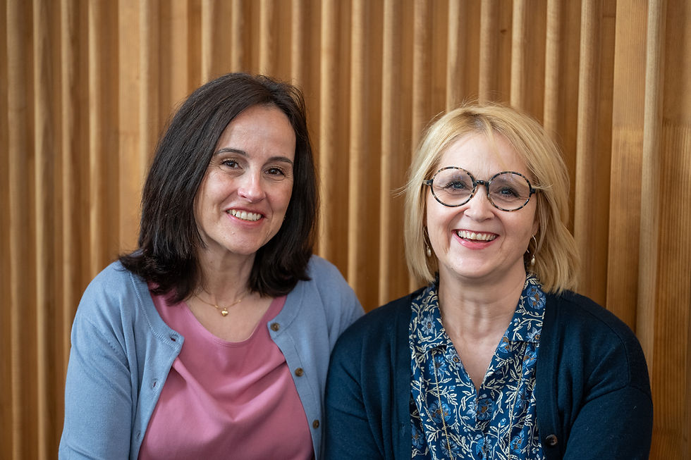 Cornelia Koch (links) und Daniela Hürlimann (rechts) berichten über ihre Arbeit im Pfarramt. (Bild: Kath. Thalwil)