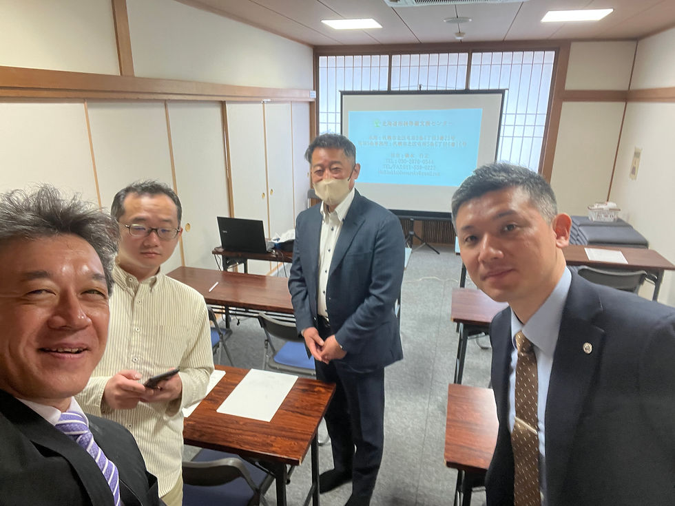 セミナー終了後、講師と関係者たちが会場で記念撮影をしている場面