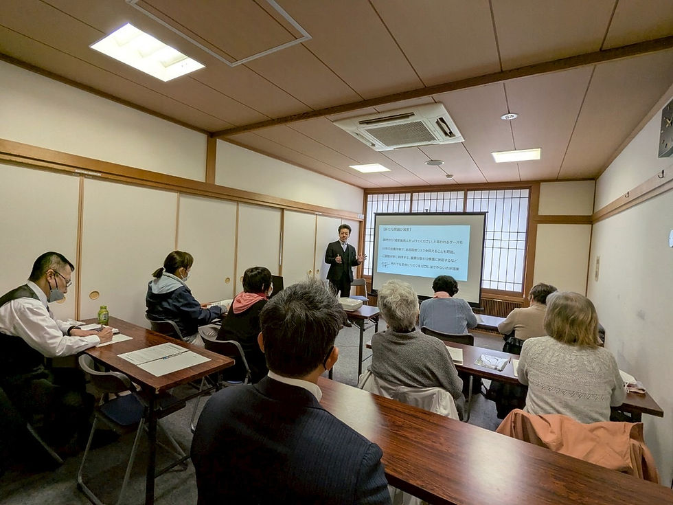 札幌市で開催された相続対策セミナー。講師がスライドを使って“もめない相続”について説明し、参加者が熱心に聴講している様子