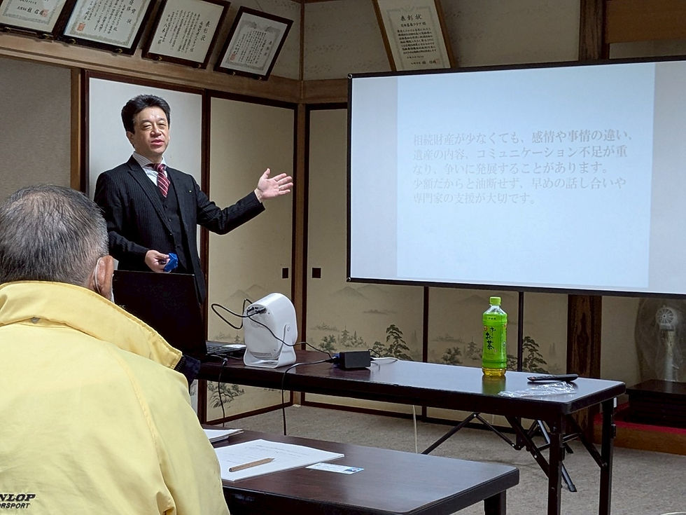 相続トラブルの事例をスライドに映しながら説明するセミナー講師
