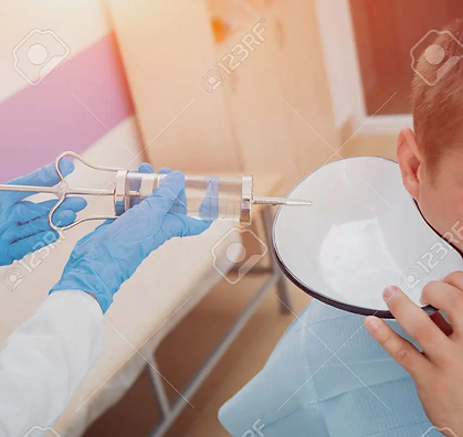 140953039-lavado-de-oídos-médico-con-agua-en-una-jeringa-grande-irrigación-de-oídos-y-elim