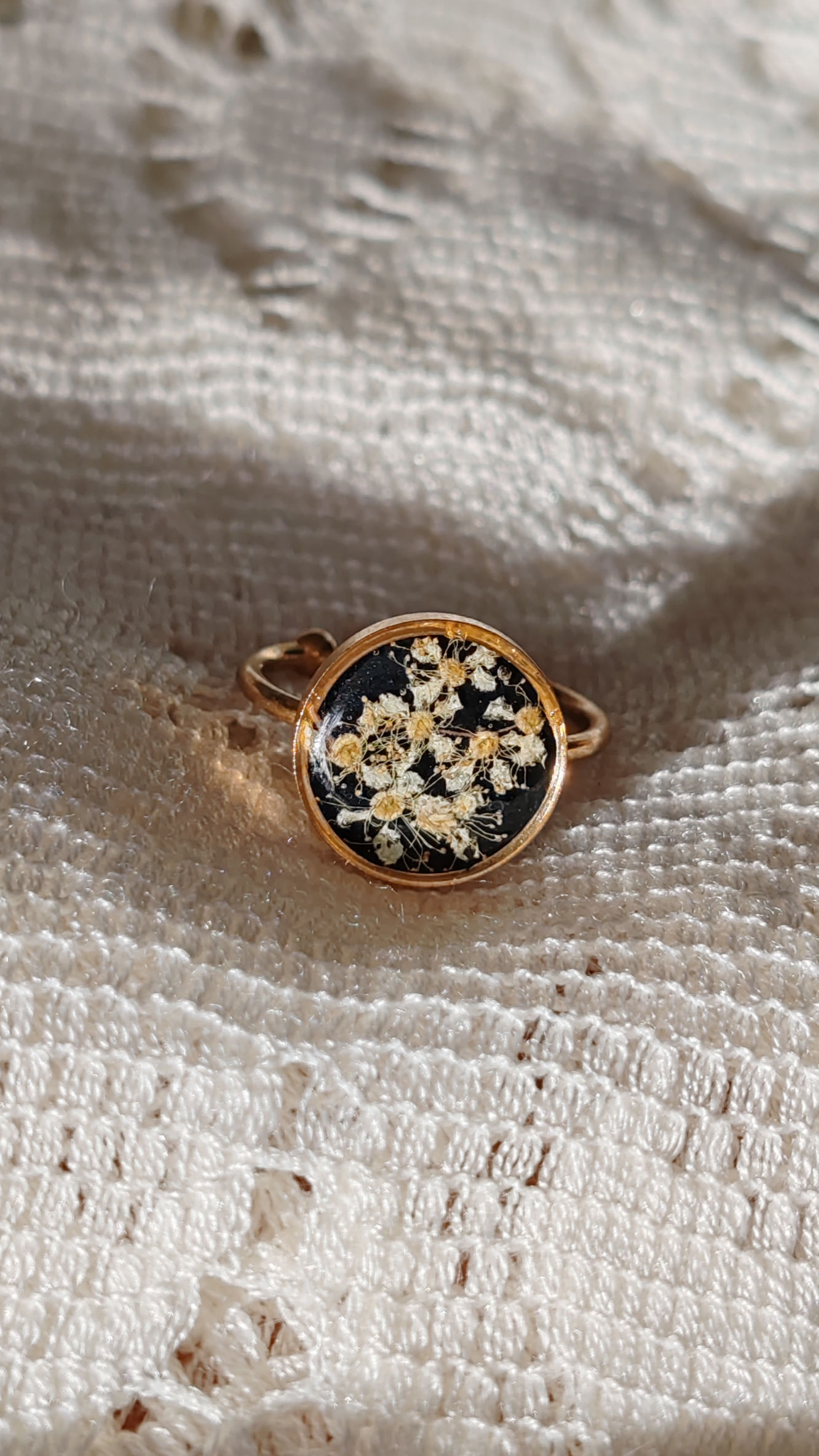 Bague Laure doré fond noir reine des près