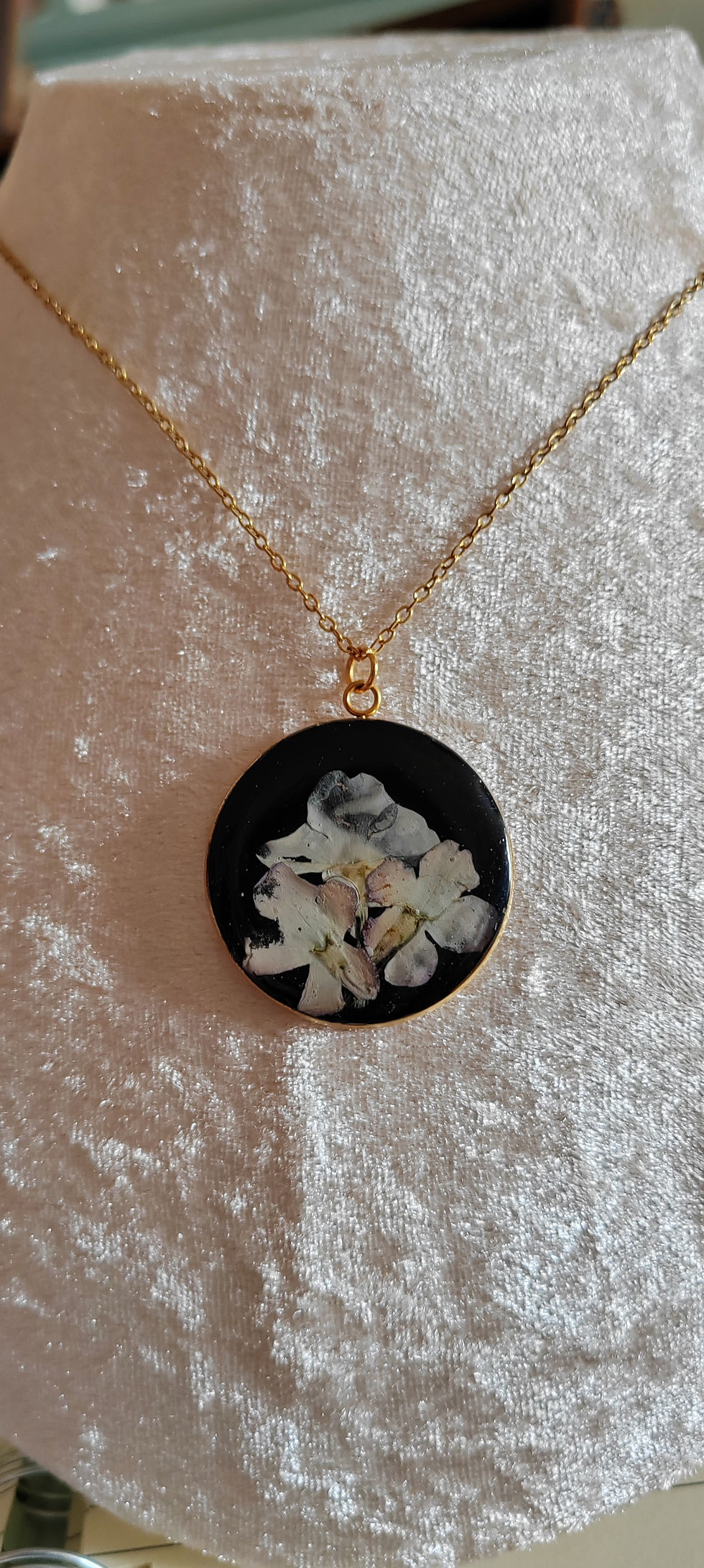 Pendentif Constance fond noir, fleurs de verveine