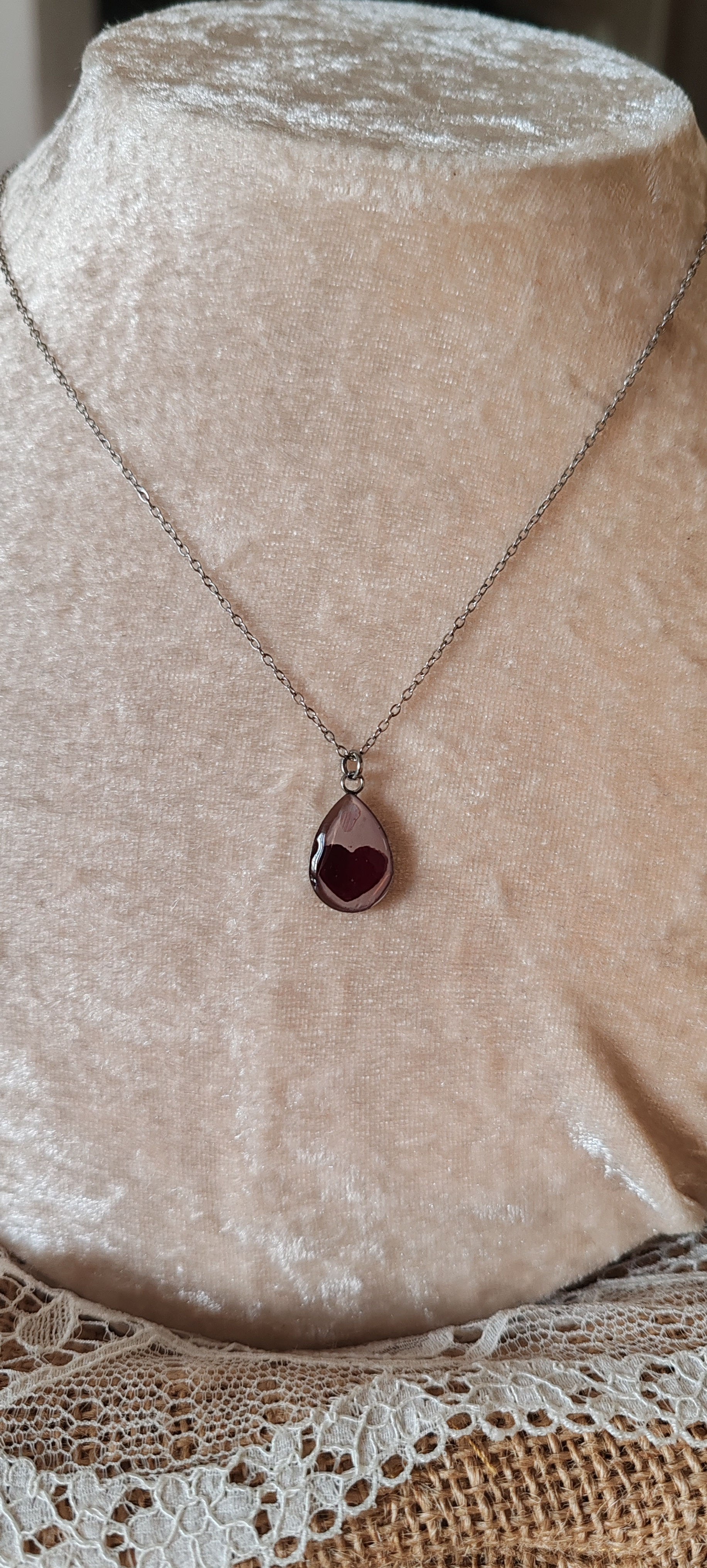 Petit pendentif goutte argenté fond rose nude coeur rose rouge éclat de nacre