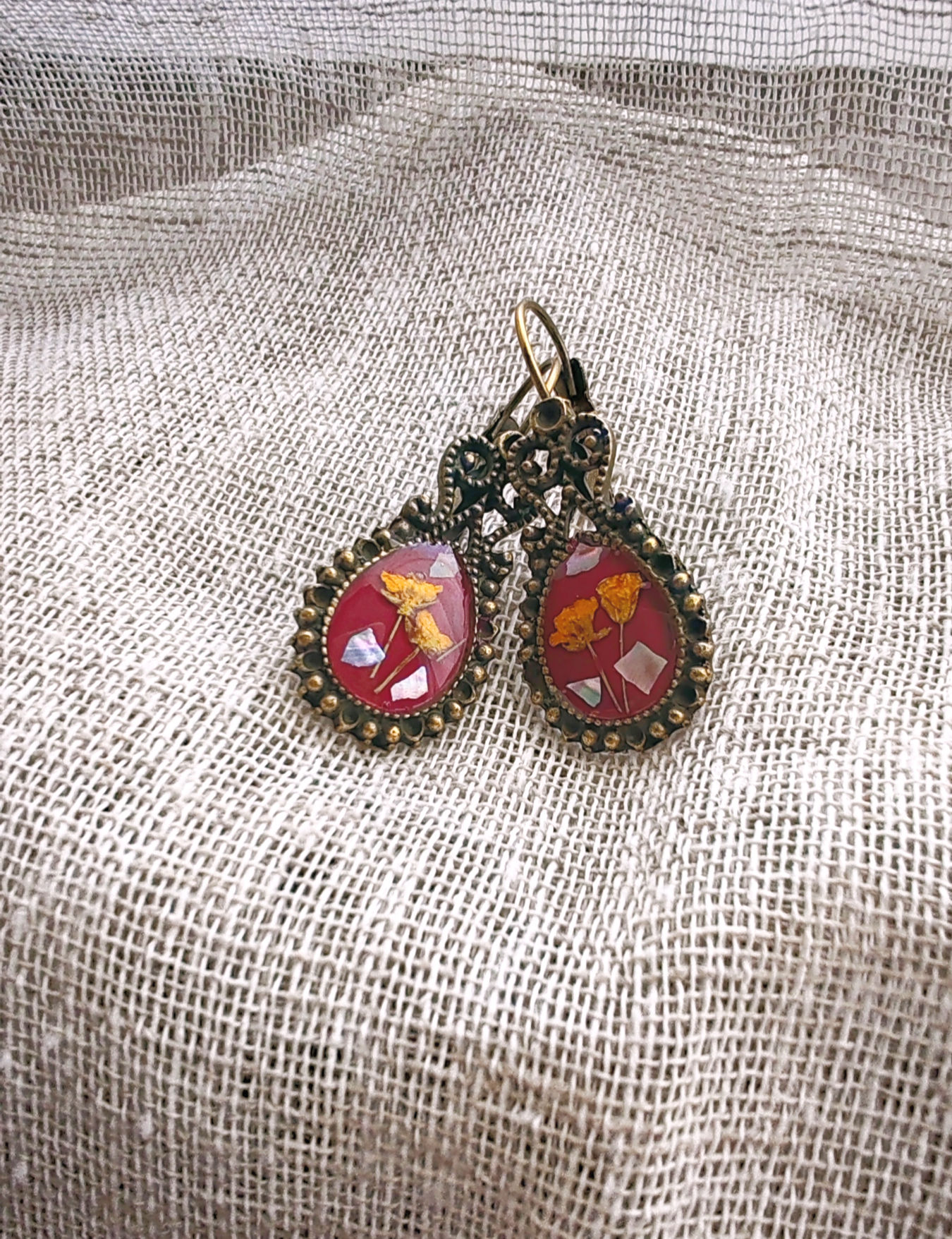 Paire dormeuse Anna fond rose foncé éclat de nacre et corbeille d'or