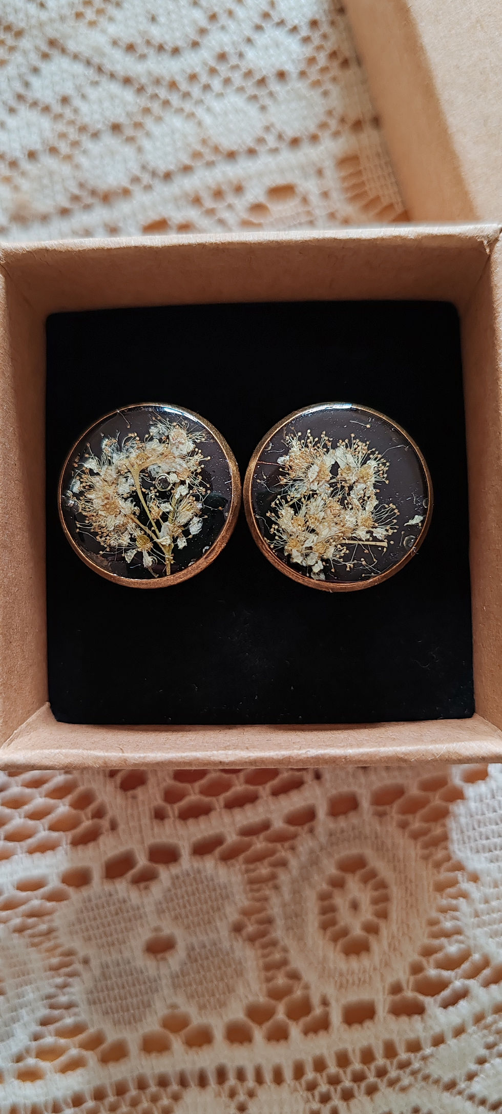 Boutons de manchettes laiton bronze fond noir reine des prés 