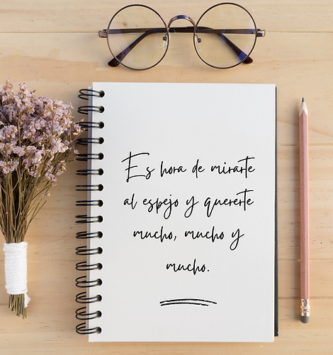cuaderno sobre una mesa con unas gafas y un texto que dice toca ser muy feliz