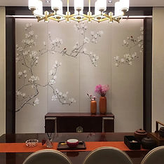 Hui Lin Ge 麾琳閣現代中式系列：玉蘭 (Magnolia) 手繪與手繡藝術壁畫。展示絲綢底材上的精緻玉蘭花卉、立體刺繡工藝與優雅的中西融合風格，為奢華臥室、現代中式客廳或高端更衣間營造具備工藝溫度與精緻質感的藝術立面。