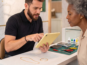 7 erros que fazem pessoas perderem dinheiro ao vender suas joias.