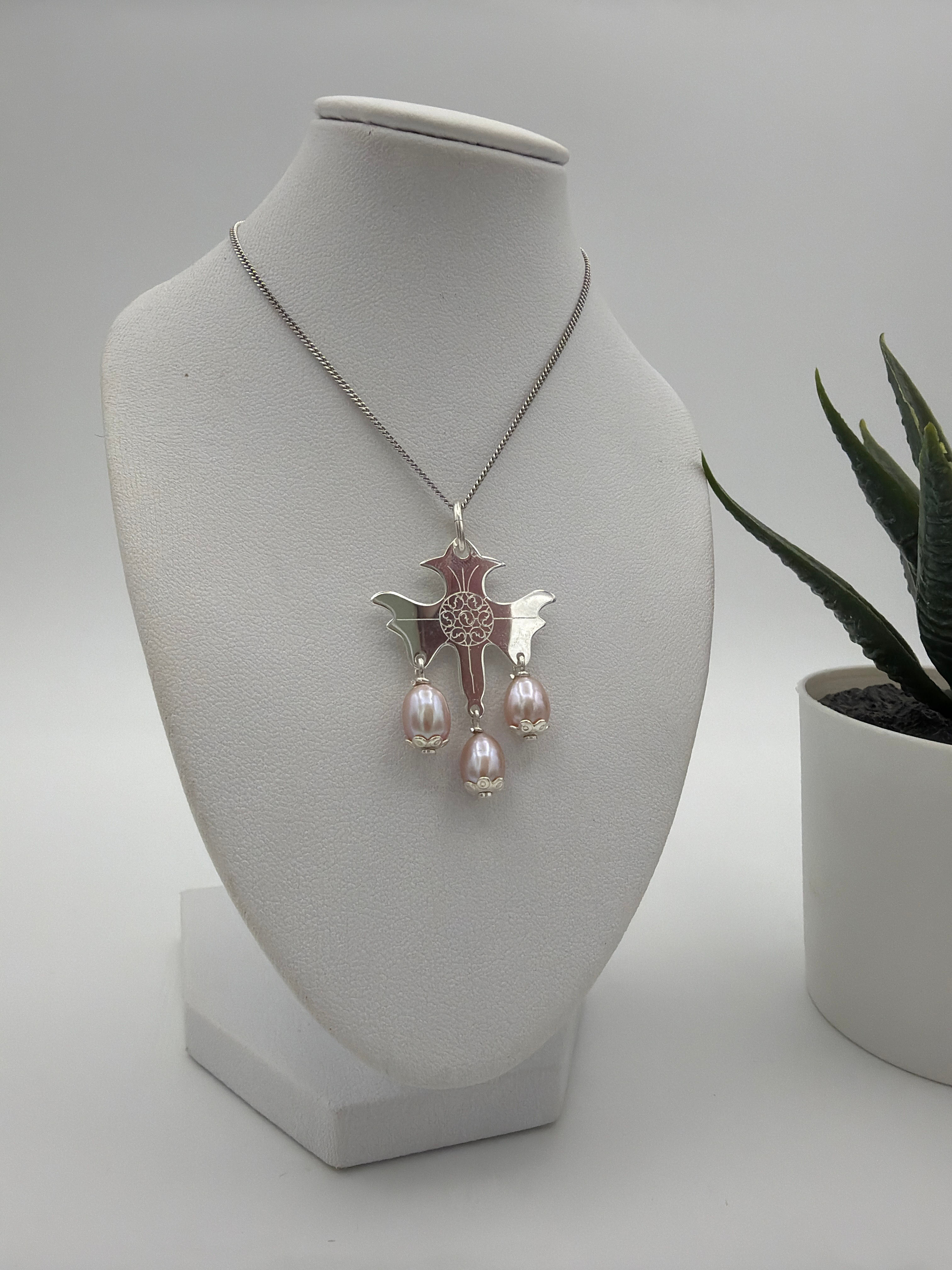 Pendentif Saint-Esprit en perles d’eau douce