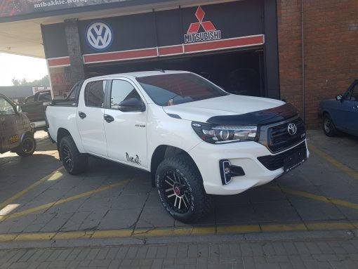 Thumbnail: Toyota Hilux 2016+ Side Step (Electric)