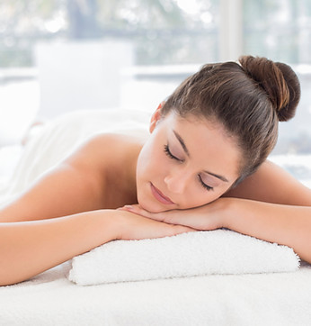 Frau entspannt sich im Spa