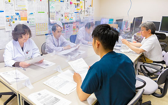 宇部協立病院　医師採用サイト　会議中の医師