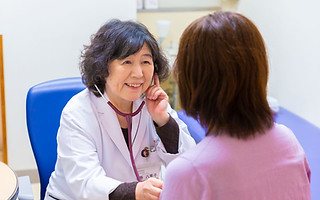 宇部協立病院　医師採用サイト 診察中の医師