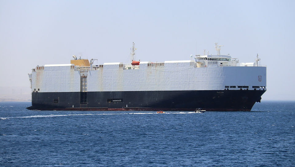 Nave car carrier in mare per auto e carichi rotabili