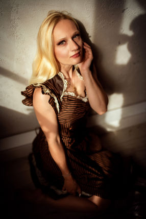 elegant woman portrait soft light Tilburg