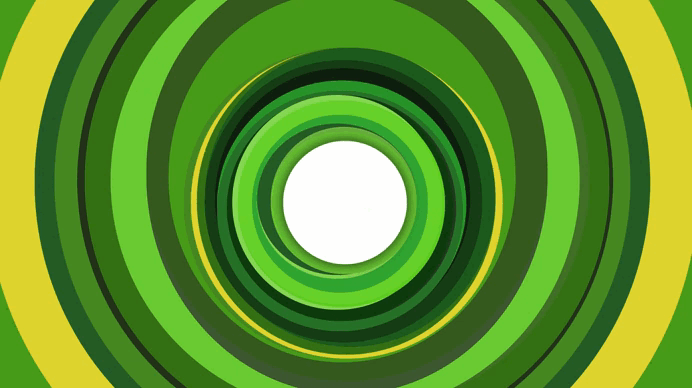 El ecosistema de videojuegos está viviendo un cambio de placas tectónicas. Tras la salida de Phil Spencer y la llegada de Asha Sharma como nueva CEO de Xbox, la marca ha dado un giro de 180 grados en su filosofía comercial. Lo que antes era una estrategia de expansión multiplataforma y lanzamientos masivos en Day 1, hoy se ha convertido en una rigurosa operación de contención financiera para salvar a la división de una crisis de rentabilidad. A continuación, analizamos los cambios drásticos en el servicio, los números rojos que detonaron esta reestructuración y los cuatro posibles caminos que le deparan a Xbox en el futuro inmediato. El regreso de las exclusividades y el nuevo esquema de Game Pass Bajo la dirección de Sharma, Xbox busca volver a ganarse a su comunidad base mediante dos movimientos clave: Retorno a la exclusividad: La marca ha decidido dar marcha atrás a la idea de llevar todo su catálogo a la competencia. Un ejemplo claro es Gears of War: E-Day; a pesar de que carteles promocionales filtrados indicaban que el juego estaba planeado para salir también en la plataforma de Sony, su lanzamiento en PlayStation ha sido cancelado para mantenerlo exclusivo de Xbox y PC. Ajustes y reducción de precio en Game Pass: Para mitigar pérdidas, Xbox tomó la decisión de eliminar los lanzamientos "Día 1" de títulos de alta demanda y costo exorbitante, como los de Activision Blizzard (específicamente Call of Duty). Tras la adquisición del estudio, meter estos juegos desde el primer día provocó un desplome masivo en las ventas tradicionales que el aumento de suscripciones no logró compensar. Al retirar los estrenos AAA de alta demanda de este beneficio, la marca pudo bajar el precio del servicio base para atraer a jugadores interesados en otros catálogos menos costosos. La cruda realidad financiera: El comunicado del 10 de junio A pesar de que estos cambios buscan estabilizar las aguas, un estudio interno sobre la viabilidad de la marca encendió las alarmas en Redmond. El pasado 10 de junio, un comunicado oficial destapó la compleja realidad financiera de la división de videojuegos: Margen de responsabilidad del 3% (a la baja): Esto significa que de cada $100 pesos que ingresan a Xbox, solo $3 pesos son ganancia neta. Un margen sumamente peligroso para una industria tecnológica. Inversión estancada: Sin contar la histórica compra de Activision Blizzard, Microsoft invirtió $20,000 millones de dólares en la marca. A pesar de esta inyección masiva de capital, las ganancias continúan en picada, lo que obligó a la directiva a cerrar varios estudios de desarrollo y realizar un severo recorte de personal. En una entrevista reciente, el CEO de Microsoft fue tajante al hablar sobre las décadas que la empresa lleva subsidiando a Xbox, concluyendo que, bajo los estándares actuales, el ecosistema de videojuegos no está siendo un negocio rentable y que los cambios estructurales son inminentes. Los 4 caminos hacia el futuro de Xbox (Según The Information) A partir de filtraciones internas de Microsoft y Xbox obtenidas por el medio especializado The Information, la junta directiva está evaluando cuatro rutas críticas para el destino de la marca: 1. Convertir a Xbox en una filial independiente de Microsoft (La opción más viable) Consiste en separar legalmente a Xbox para que opere de manera autónoma. Esto obligaría a la marca a presentar cuentas transparentes e independientes y a cumplir metas financieras estrictas por su propia cuenta, al dejar de recibir el subsidio económico directo de Microsoft. Desde nuestro punto de vista, esta es la opción más probable: Microsoft seguiría siendo la dueña, pero exigiría un negocio autosustentable. 2. Alianza con un socio externo Involucraría la entrada de capital de un inversionista o corporativo externo a Microsoft. Esta empresa inyectaría fondos frescos para financiar los desarrollos, pero a cambio obtendría un porcentaje de la división, adquiriendo voz y voto en las decisiones de la marca. 3. Venta total de la marca (Poco viable) Es la alternativa menos probable debido a las dimensiones del negocio. Tras haber pagado $68,700 millones de dólares solo por Activision Blizzard, el valor total de Xbox con todos sus estudios es una cifra que poquísimas empresas en el mundo pueden pagar (y de las que tienen el capital, el interés es casi nulo). No obstante, dentro de esta opción cabe la posibilidad de que decidan vender estudios individuales para recuperar parte de la inversión. 4. Salida a la Bolsa de Valores Convertir a Xbox en una empresa pública que cotice en el mercado bursátil. Sin embargo, debido a los estrictos procesos de auditoría y los años que toma preparar a una compañía para dar este paso, la urgencia financiera actual vuelve a esta opción muy poco factible a corto plazo.