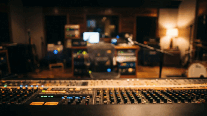 En el mundo del audio digital, las etiquetas Hi-Res (Alta Resolución) y Dolby Atmos (Sonido Espacial) dominan las promesas de máxima fidelidad. Sin embargo, en la práctica del día a día, muchos usuarios notan que al activar Dolby Atmos la música adquiere una espectacularidad, claridad e impacto que el formato Hi-Res puro no logra replicar. Desarrollada por Dolby Laboratories, esta tecnología de audio envolvente no es solo un truco de ecualización; es un cambio radical en la forma en que se concibe y se mezcla el sonido. ¿Cómo funciona Dolby Atmos? A diferencia del sonido envolvente tradicional que divide el audio rígidamente por canales físicos (izquierdo, derecho, central o trasero), Dolby Atmos trata los sonidos como objetos tridimensionales independientes. Su funcionamiento y el cambio drástico en la experiencia se deben a los siguientes factores: El eje de altura (Sonido en 3D): La gran innovación de este formato es que añade una dimensión vertical real. El sonido ya no solo te rodea en un plano horizontal, sino que también se percibe desde arriba. Objetos de audio flotantes: En lugar de enviar un efecto a una bocina específica, los ingenieros de sonido pueden colocar un "objeto" (como el motor de un helicóptero, un instrumento o el canto de un pájaro) en un punto exacto de un espacio virtual en 360 grados y programar que se mueva de forma fluida. El procesador de tus audífonos o de tu sistema de casa calcula automáticamente cómo reproducirlo. Inmersión hiperrealista: Si en una escena comienza a llover, el algoritmo procesa las ondas para que escuches y sientas las gotas cayendo justo encima de tu cabeza, replicando con precisión cómo procesa el oído humano los estímulos en la vida real. El gran problema del Estéreo tradicional (Hi-Res) Por más alta que sea la resolución matemática de un archivo Hi-Res (incluso en calidades extremas de 24 bits y 192 kHz), la música se sigue mezclando bajo el esquema tradicional de dos canales: izquierdo y derecho. Cuando una canción es compleja y cuenta con una producción densa con batería, bajo, múltiples capas de guitarras, sintetizadores y coros, el ingeniero de sonido se ve obligado a "amontonar" todos esos elementos en un espacio estéreo sumamente estrecho. Para evitar que un instrumento tape por completo al otro, se recurre a niveles agresivos de compresión. El resultado final es un archivo con una nitidez técnica impecable, pero donde todos los sonidos compiten y pelean entre sí por el mismo espacio. La solución de la Masterización en Dolby Atmos El entorno Dolby Atmos elimina de raíz el concepto limitante del "izquierdo y derecho" al trabajar con una burbuja tridimensional. Al masterizar una pista en este formato, el ingeniero distribuye los elementos musicales en el espacio, separando físicamente la batería al fondo, abriendo las guitarras a los costados y elevando ciertos efectos o ecos a la parte superior. Esta distribución espacial genera dos ventajas acústicas inmediatas: Cero amontonamiento: Al contar con un escenario de 360 grados, los instrumentos ya no chocan entre sí. El oído puede identificar con total nitidez el espacio exacto donde se encuentra ejecutándose cada nota y cada voz. Menos compresión y mayor dinámica: Al no tener que forzar a los sonidos a encajar a presión en solo dos canales, la música conserva su rango dinámico natural. Esto permite que los golpes fuertes (como los remates de la batería) conserven su impacto físico real y que los detalles más suaves se perciban con total claridad sin ser sepultados por el resto de la banda.