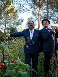 Duo d'un musicien et d'un chanteur lyrique