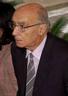 https://upload.wikimedia.org/wikipedia/commons/8/82/Saramago%2C_Jos%C3%A9_%281922%29-2.jpg