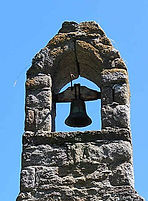 cloche dans clocher St Gonvel.jpg