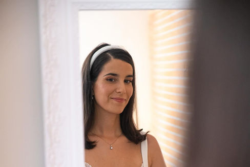 Robe de mariée en crepe, avec quille et godet en tulle brodé. Dentelle sur le décolleté devant et dos. 
