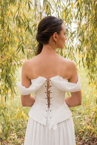 Corset brodé de mariée à basques et jupe fluide