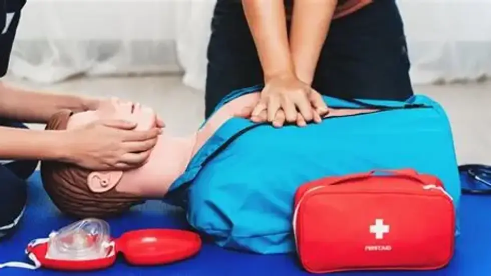 Vue en plongée d’une formation aux premiers secours avec mannequin de réanimation