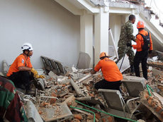 TERREMOTO DE MAGNITUDE 7,7 DEIXA DEZENAS DE MORTOS E MILHARES DE DESALOJADOS NA INDONÉSIA