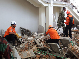 TERREMOTO DE MAGNITUDE 7,7 DEIXA DEZENAS DE MORTOS E MILHARES DE DESALOJADOS NA INDONÉSIA