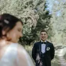 Brautpaarshooting Gengenbach | Hochzeit in der Ortenau | Bräutigam lacht Braut an