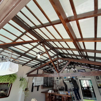 telhado  com telhas de aluzinco termoacústica  e  comr evestimento interno 