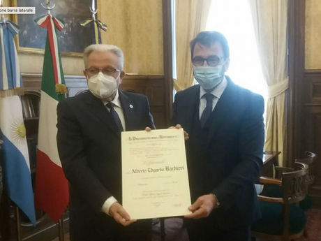 L’ambasciatore lucentini consegna l’onorificenza OMRI al rettore della univ di buenos aires barbieri