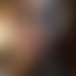 Visage féminin mi-humain, mi-robot avec un œil lumineux violet. Fond flou. Teint neutre, lèvres roses, ambiance futuriste.