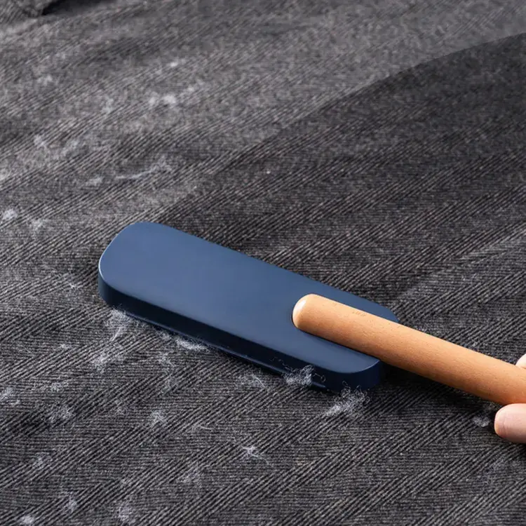 Thumbnail: Tierhaarentferner für Möbel, Kleidung und Hundebetten