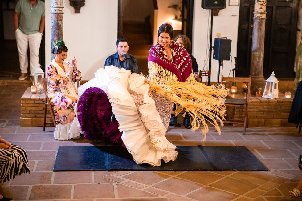 Bailaora con bata de cola actuando en una boda