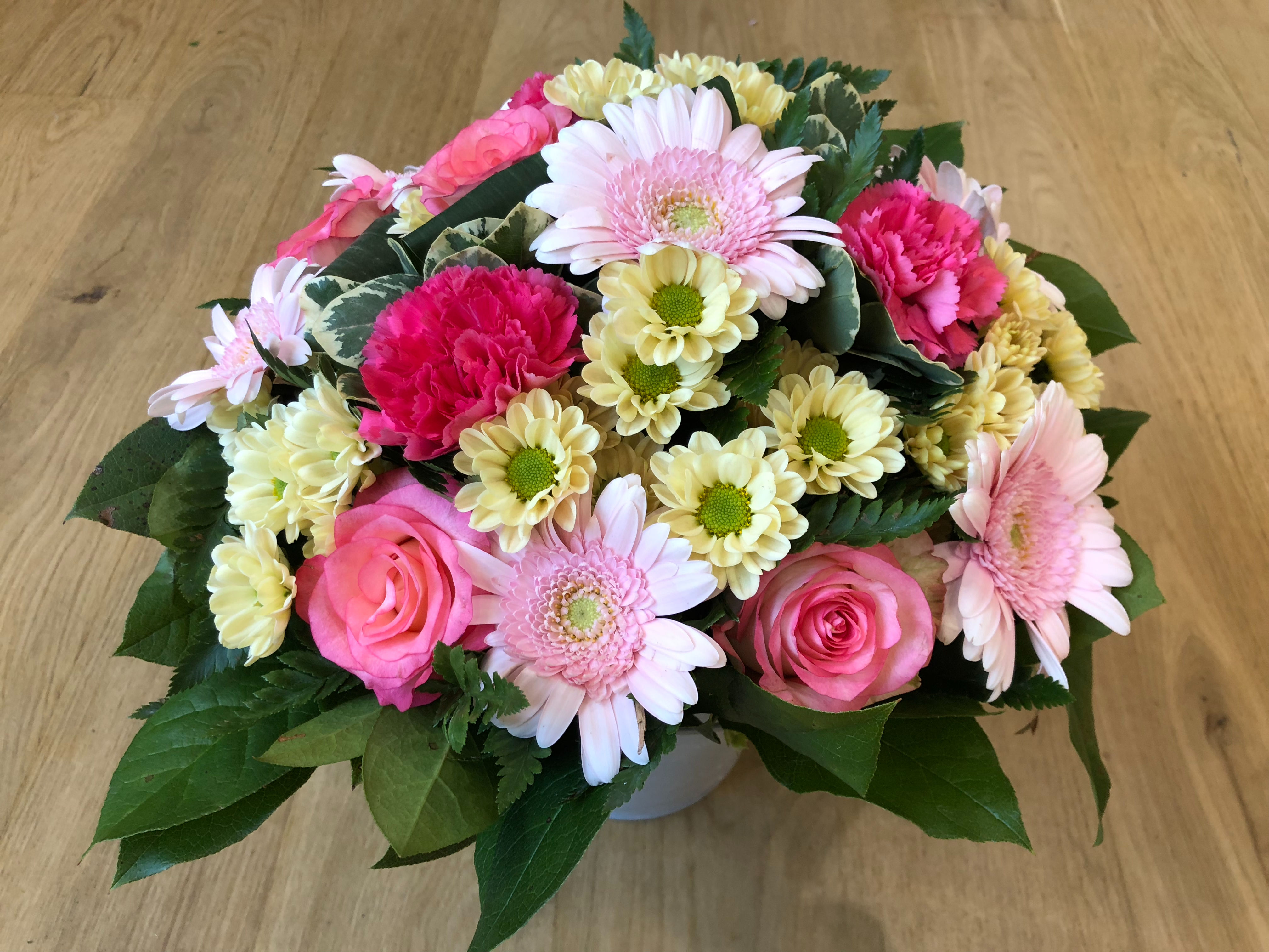 Krem og lysrød buket