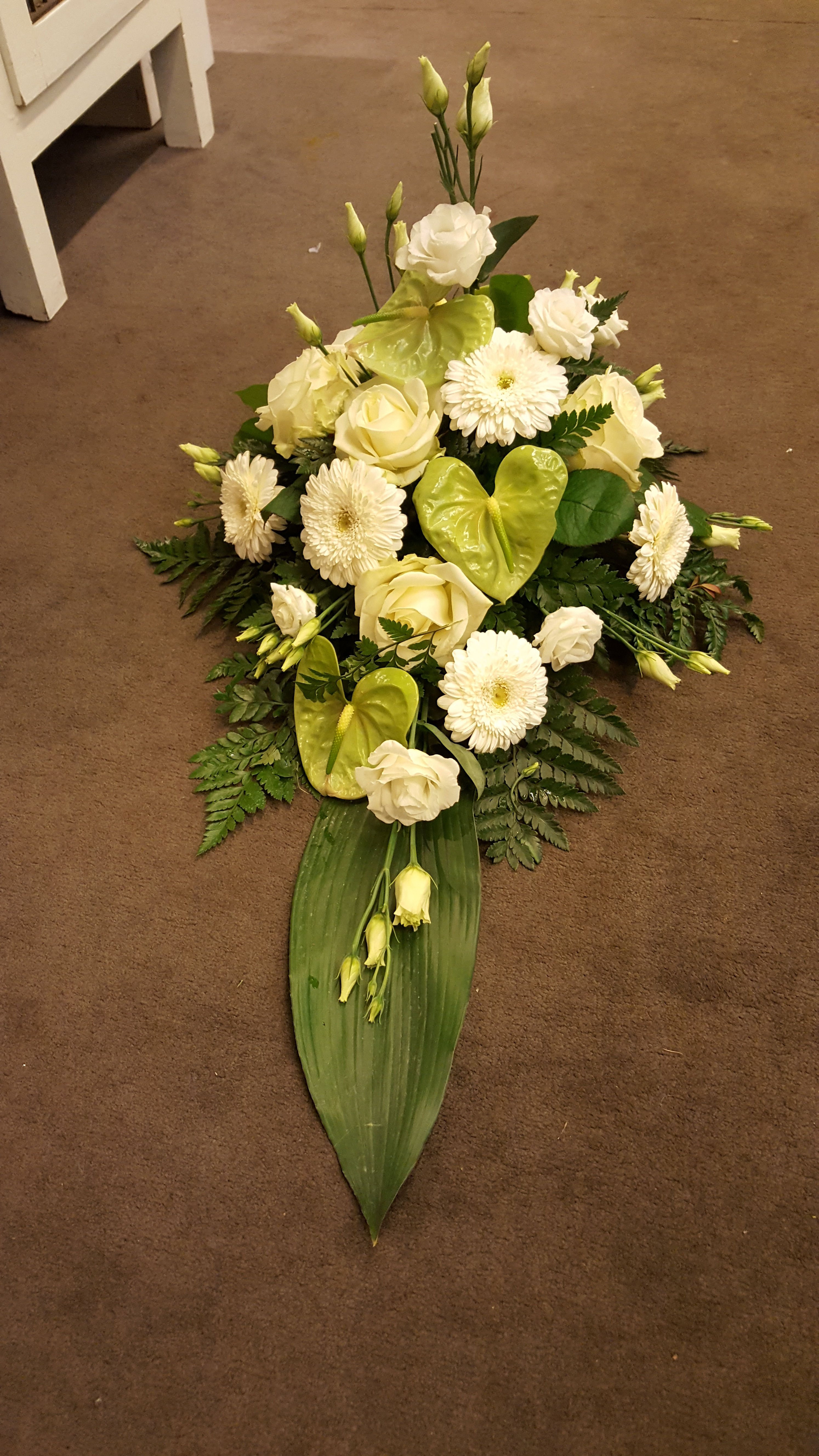 hvid og grønt båre dekoration med bånd