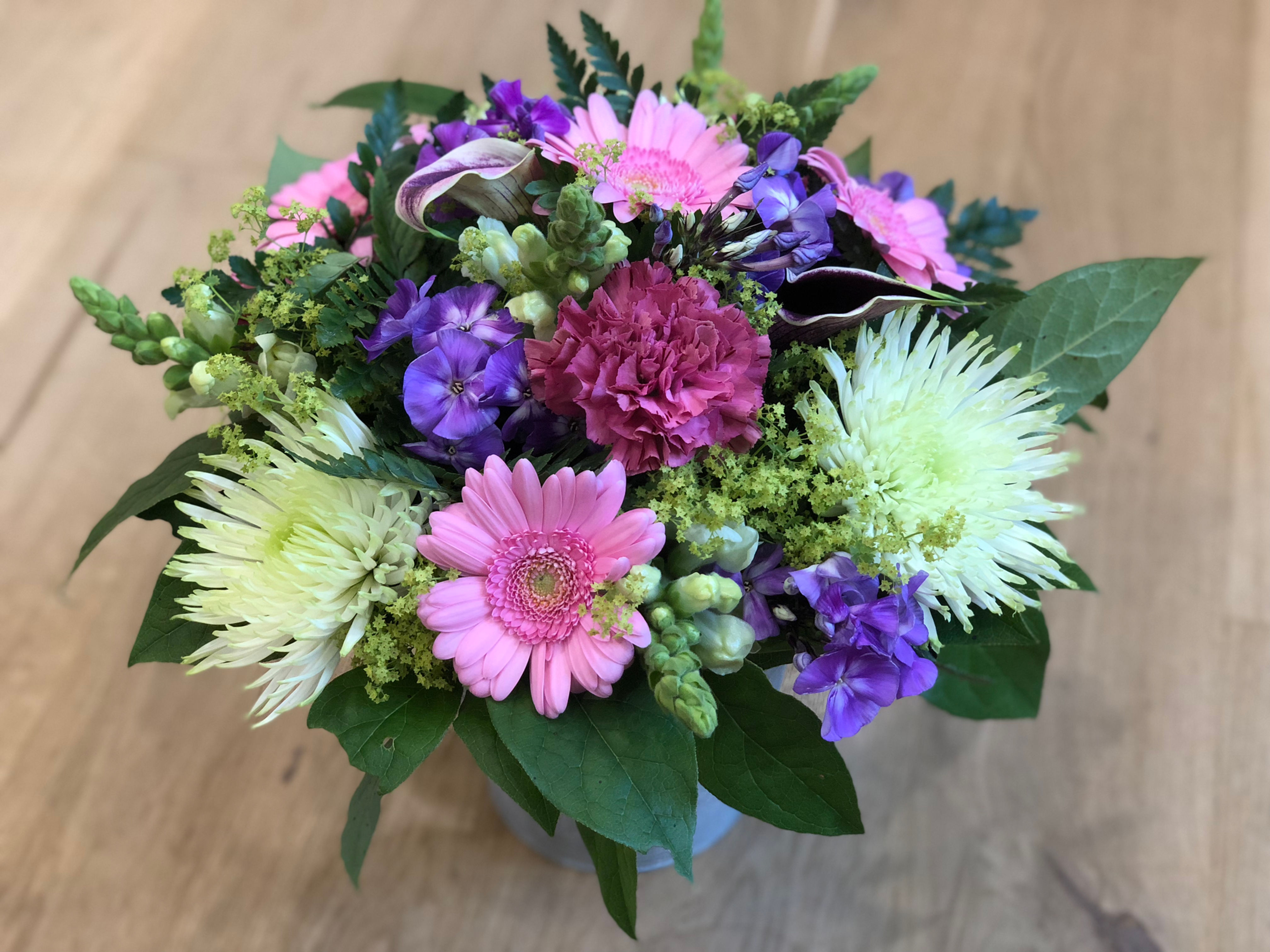 Lilla, lime og lyserød buket