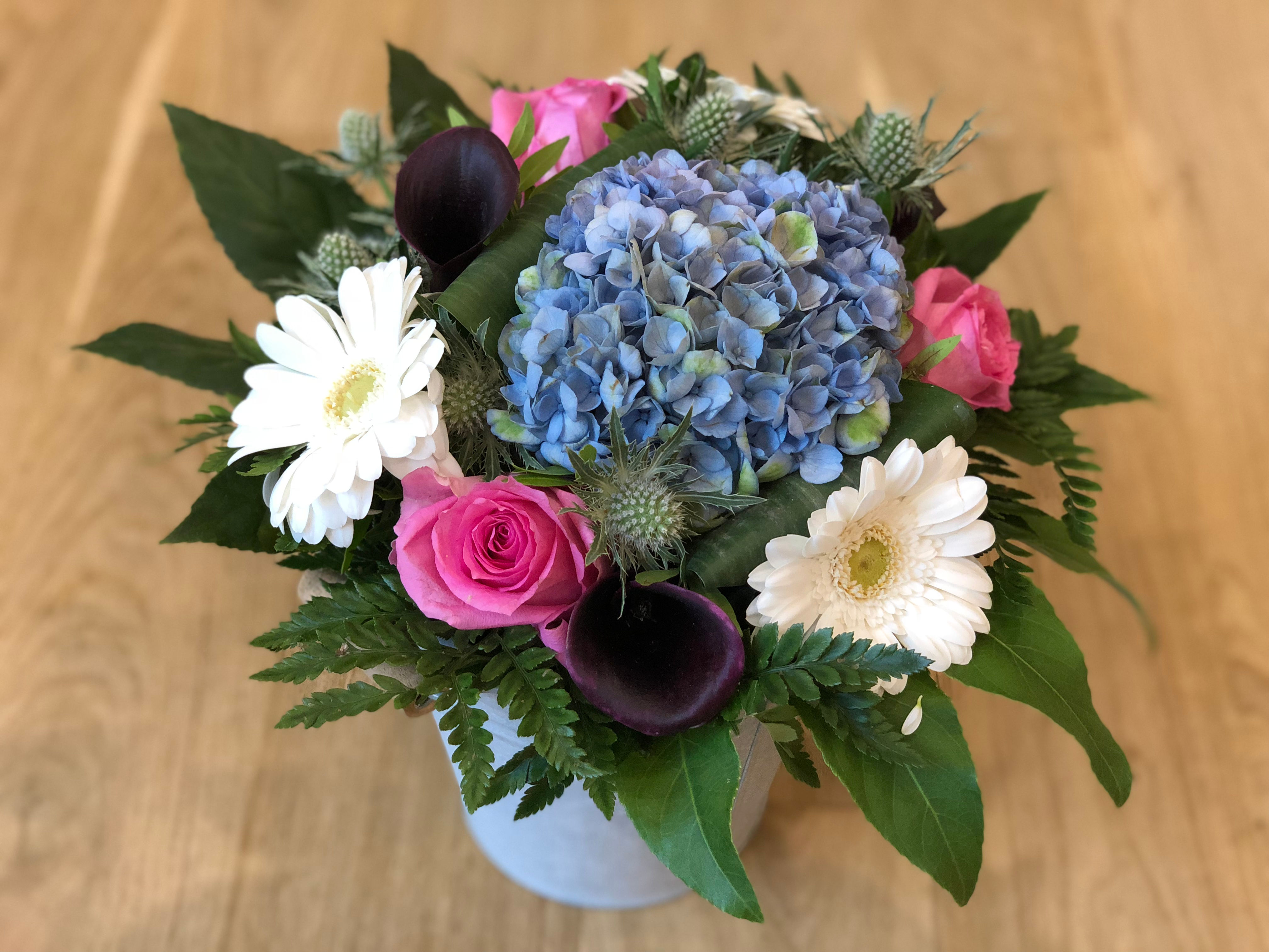 Blå, lyserød og hvid buket