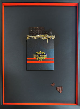 harley davidson logo auf einer Schokoladenpackung ,mit dunklem Hintergrund als Wandmotiv, wandkunst von anne weigert art