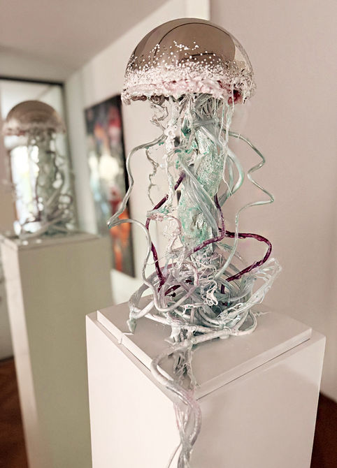 eine helle Qualle als skulptur aus Metall und Schläuchen auf einem Sockel stehend, kunst von anne weigert art 
